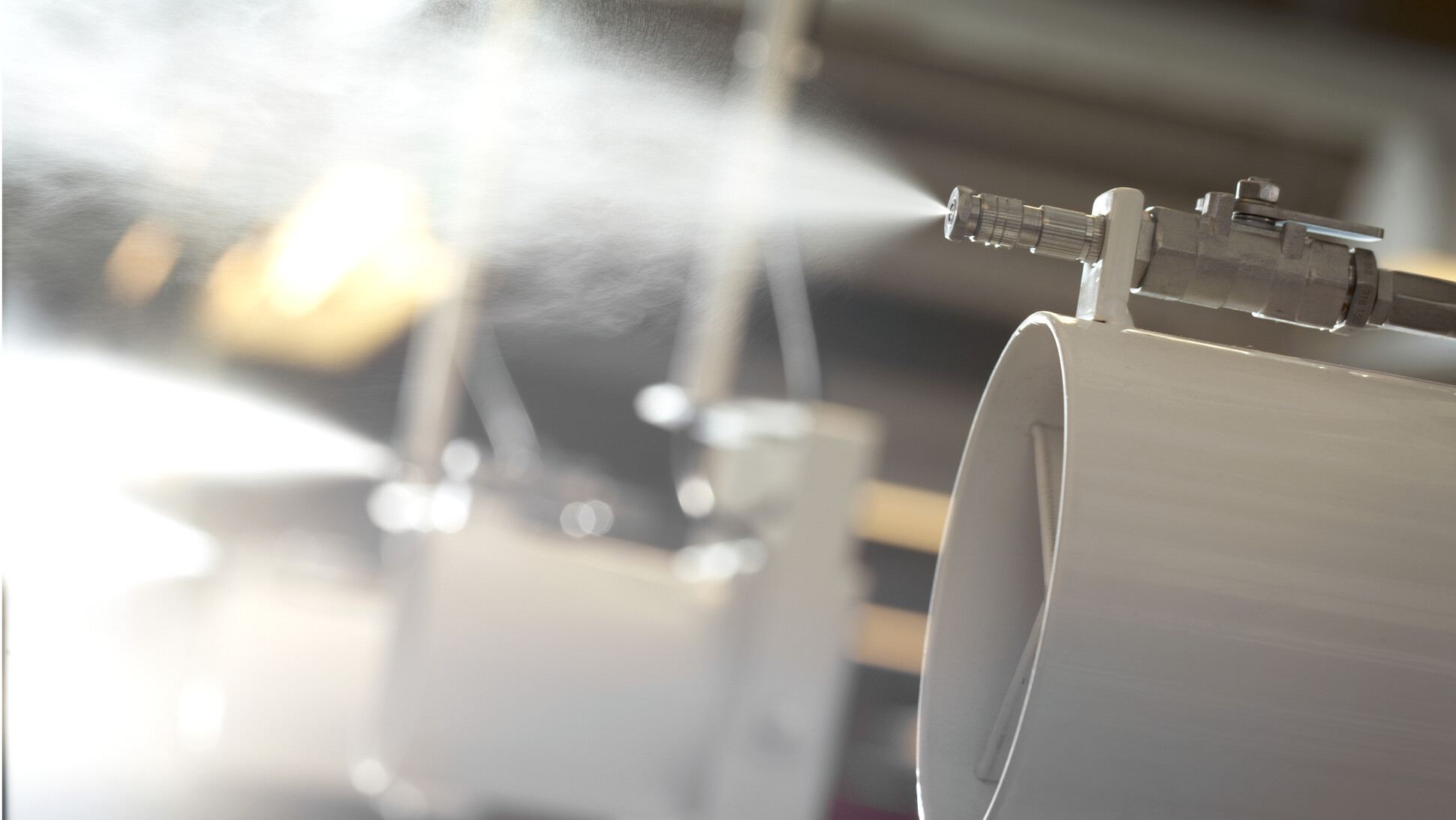 Humidification directly in the room with high-pressure humidifiers